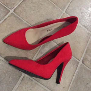 Röda klackskor i mocka - Röda klackskor i mocka som aldrig används i storlek 37.