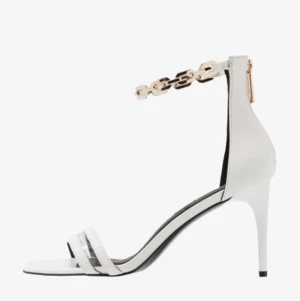 River Island - klackar 🤍✨ - Klackarna är endast använda en gång och är i väldigt bra skickt ✨ skorna är vita med guld detaljer och är i storlek 38 🤍 priset kan diskuteras och vid intresse kan jag skicka fler bilder om man önskar, vid frakt står köparen för priset 