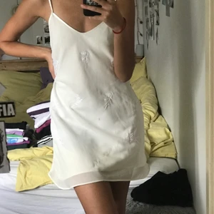 Vit klänning  - Super fin klänning! Är egentligen ett nattlinne som jag köpte på plick men den kom aldrig till användning. Sydde in den i armhålorna då (se bild 3) men detta går nog att sprätta upp vid behov. Super fint brodyr av blommor på framsidan <3