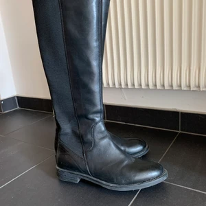 vagabond boots 38 - Vagabond äkta läder boots. (kommer upp till precis under knän) 38. använd 2 gånger. 