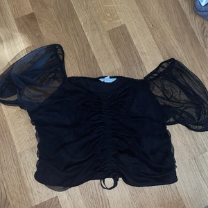 Svart topp - ⚠️massförsäljning pga flytt⚠️ super fin ”fest topp” som är i fint skick. Inga bud