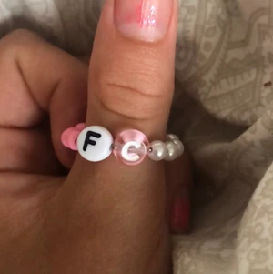 Fuck cancer ring - Cancer är tyvärr ett stort problem här i världen😔! Och all hjälp man kan ge ska man ge därför har jag gjort denna ring! Den kostar 25kr och 20kr kommer gå till Barncancerfonden jag har redan donerat pengar där många gånger.  men ni behöver också hjälpa till! Tillsammans kan vi stoppa cancer jag kommer göra fler smycken senare och vissa kläder jag säljer kommer också donera lite av pengarna till fonden!😔❤️❤️ 