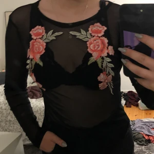 Body - Mesh body med blommor. Strl S