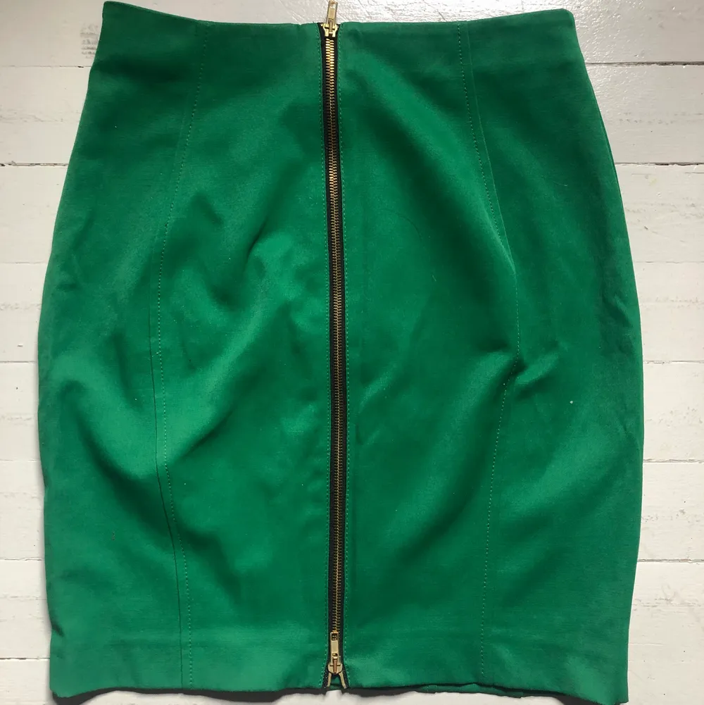 Säljer en grön superfin tajt kjol med dragkedja bak 💚 storlek 38. Köpt second hand men märket är H&m. Säljer då den är för liten för mig, därav inga try-on bilder tyvärr . Kjolar.