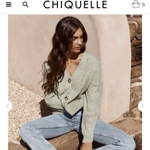 Stickad kofta - Kofta/tröja från chiquelle. Säljer pågrund av att den inte kommer till användning längre. Är i storlek onesize men passar mig som brukar ha S/36. Är använd några gånger men är i bra skick. Köpte den för 400kr. Skriv privat om ni vill ha fler bilder eller undrar något💜Köp för 200+frakt. Köparen står för frakten!