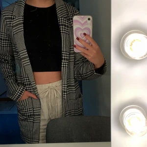 Kappa - Lätt kappa som är perfekt under hösten, våren och under dagar med dåligt väder på sommaren. Den är riktigt snygg och gör många outfits mer uppklädda men passar även bra till vardags. Den är använd en gång🤗🤗