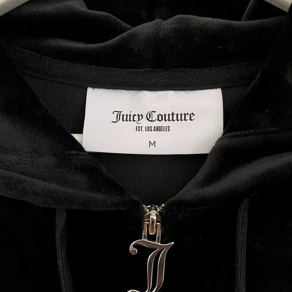 Helt oanvänd Juicy Couture zip up hoodie i Strl M, dock något liten i storleken, mer som en S! Nypris ligger på 1100kr, jag säljer den för 600kr🤎. Tröjor & Koftor.