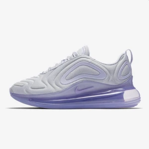 Nike air Max 720 - Små repor på baksidan annars är de i nyskick säljes pågrund utav att jag beställde fel storlek och inte orkade skicka tillbaka skriv om du vill ha bild på skorna