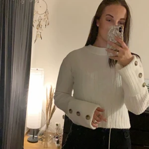 Stickad tröja  - Vit snygg stickad tröja i storlek S från nakd🤍 100kr+frakt 