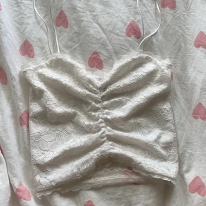 Gulligt vitt spetslinne:) - Jätte fin spetslinne ifrån bikbok! Tröjan är i xs men i hårt material så rekommenderas för nån men mindre byst:)) säljer pågrund av att den tyvärr är för lite ock koller inte till användning. Har bara använda ett fårtal gånger. Kommer tyvärr inte ihåg original priset men priset är diskuterbart och jag står för frakt🤍🤍