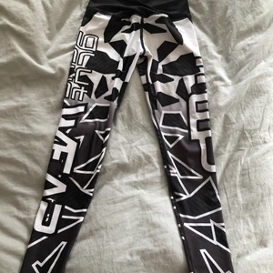 Träningsbyxor  - Säljer dessa träningsbyxor som är i storlek XS. Byxorna har en cool detalj vid midjan. Byxorna är i väldigt fint skick för dom e väldigt lite använda.                  Köparen står för frakten!
