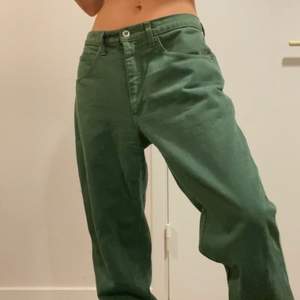 Jättefina gröna baggy jeans! Köpa second hand men har aldrig kommit till användning, har lagt upp dom i längden så de är lite längre (för långa för mig som är 1,67)! Går bra att be om bättre bilder/mått 💚 placera bud eller köp direkt för 400kr + frakt <3