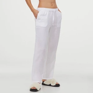 Linnebyxor från hm - Slutsålda linnebyxor från hm, modellen heter ”pyjamasbyxa i tvättat linne”. Helt oanvända med lappar kvar. Först till kvarn!!