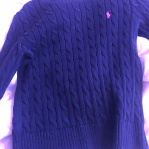 Polo tröja - Säljer en polo tröja som jag tröttnat på, har man frågor elr vill ha fler bilder så äre ba att kontakta mig. Pris kan diskuteras och jag står it för frakt<3