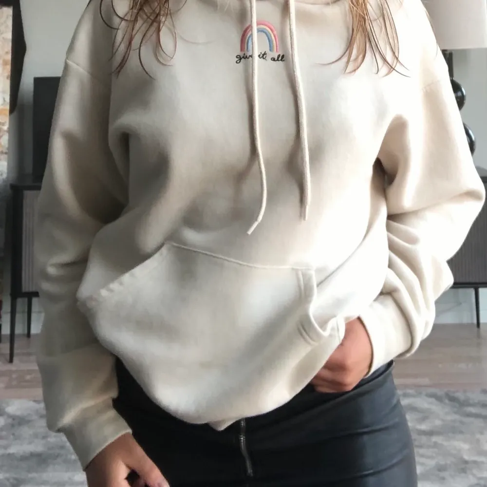 Snygg beige hoodie från monkl med ett sött tryck. Jättemysig och passar till allt💕 I storlek XS men skulle säga att den passar både S, M och L! Köpare står för frakt. Hoodies.