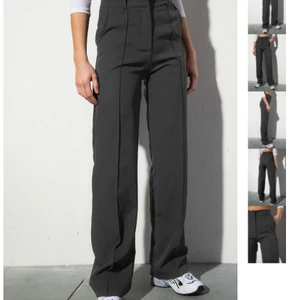 Svarta Kostymbyxor - Dom perfekta kostymbyxorna! Köpta på madlady för 499kr. Helt oanvända, endast testade. Säljer eftersom att dom var lite för långa för mig. Är 161cm💕.                              Har bud på 250  (Köparen står för frakt,62kr) Budgivningen avslutas 12.00 Onsdag 31/3