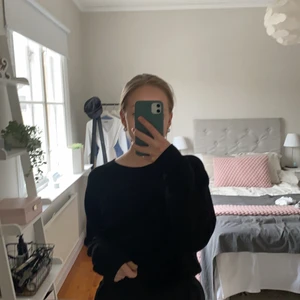 Svart sweatshirt från bikbok - Svart sweatshirt från bikbok💛 Fint skick och inga defekter eller skador✨ Passar till allt💛 Köparen betalar frakt✨