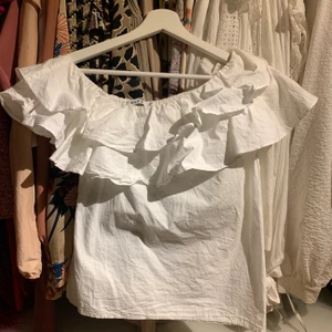 Blus från nakd - Kortärmad off the shoulder blus från nakd