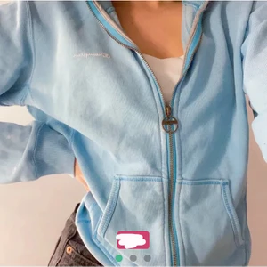 Ljusblå kofta från Champion - Köpt här på plick men tyvärr passade den inte mig, därav säljer jag den vidare med lånade bilder från förra säljaren. Ett litet märke på ärmen men inget som man tänker på💙