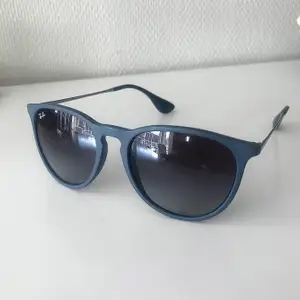 Nya RayBan i modellen Erika. Dem är matta marinblåa/navy med grå lins. Fodral och putsduk är inkluderat. Beställda från RayBans hemsida, nypris 1560kr. Frakt: 66kr spårbart eller 22kr med frimärken.  