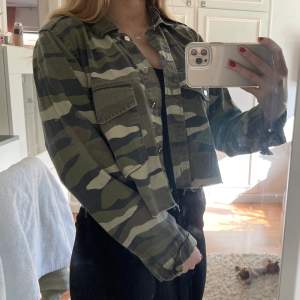 tunn, cropped ”skjortjacka” i camouflage från Gina Tricot. Den är i bra skick då jag inte använt den så mycket. Strl 38 men passar 34/36 också!