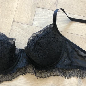 Svart Bh - En svart jättefin bh med spets. Från HM, sparsamt använd. Det står strl 70D men den passar mig som har 75B. Finns inlägg som går att ta ut. DM för mer info
