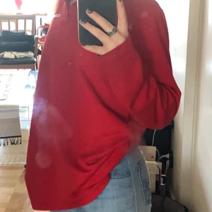 Tröja - Fin röd tröja som är köpt secondhand! Kommer inte till användning längre därför jag säljer. Vet inte riktigt storlek men skulle gissa på M.🤩