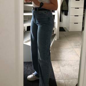 Raka jeans från H&M. Säljes pga för stora i midjan då jag har rätt så liten midja. Supersnygga och ser ut exakt som alla andra trendiga raka jeans. Jag är 164 och de går precis till ovanför marken med skor. DM för frågor eller fler bilder ✨
