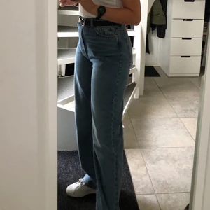 Raka jeans - Raka jeans från H&M. Säljes pga för stora i midjan då jag har rätt så liten midja. Supersnygga och ser ut exakt som alla andra trendiga raka jeans. Jag är 164 och de går precis till ovanför marken med skor. DM för frågor eller fler bilder ✨