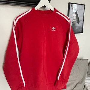 Adidas sweatshirt - En röd sweatshirt från Adidas! Köpt för ca 1 år sedan för 500kr. Storlek XS men skulle säga XS/S. Väldigt fin och nästan aldrig använd! Hör av dig för fler bilder.