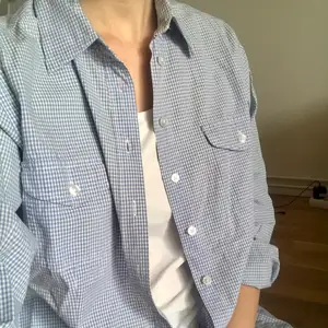 Blårutig skjorta från Sinclair ny Kappahl strl 38. Den har även två bröstfickor och är i ett typiskt skjortmaterial   59kr + frakt   #skjorta 
