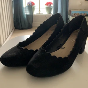 Pumps - Gulliga svarta pumps med vågig kant! Använda men i fint skick. Köpta på primark. Storlek 38. Kan skickas men köpare står då föe frakt! ✨ kolla gärna in mina andra annonser! 