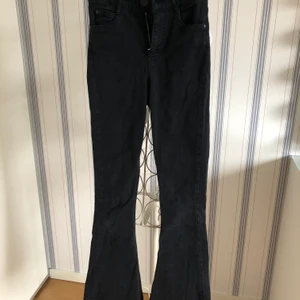 Svarta boocutjeans  - Svarta bootcutjeans från Gina tricot som är i bra skick! De var avklippa när jag köpte dem och de är i storlek xs!