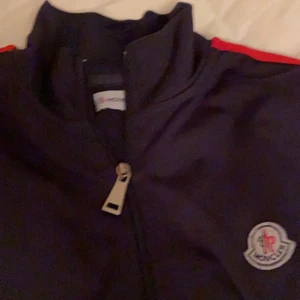 Äkta moncler - Håller på flyttar oh denna tröja har aldrig kommit till användning köpte den för runt 3200kr är osäker på priset då min storebror köpte den till mig och jag säljer nu för endast 600kr snabb affär 450kr möts upp i sthlm & tar kontanter. Storlek M