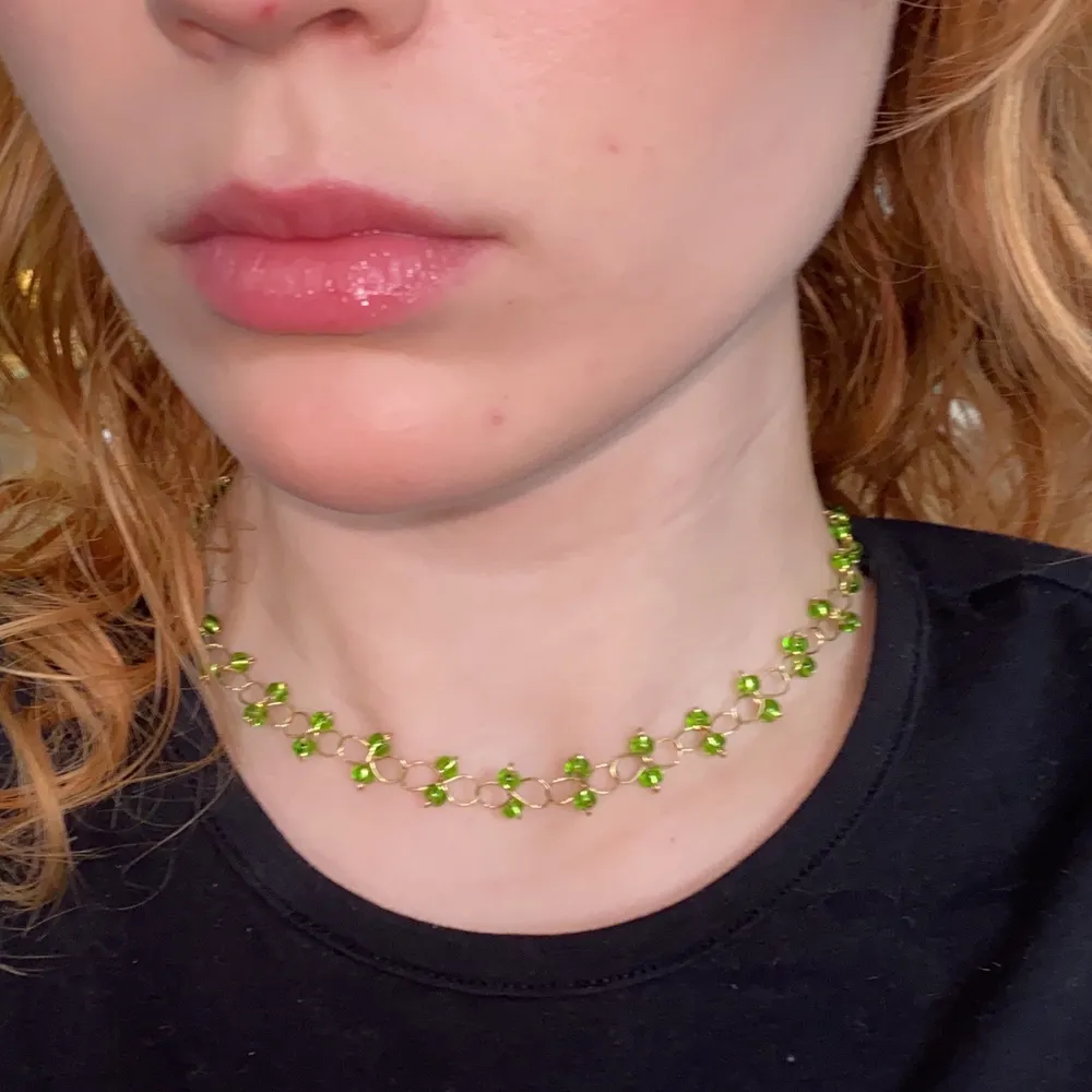 Ett fint handgjort halsband med gröna glaspärlor! Den mest poppulära färgen så passa på, eller specialbeställ❣️ spännet är försilvrat och frakten ingår i priset❤️                                                                                —————————————————————————————           Jag kan göra specialbeställda smycken, det är bara att höra av dig❤️🌟 —————————————————————————————                    Kika gärna in på min profil, säljer en massa olika handgjorda smycken💃🏼 perfekt till dig själv eller i present till någon❣️✨        . Accessoarer.