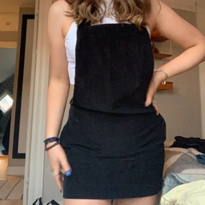 Urban outfitters Manchester hängselklänning strl XS - Svart Manchester hängselklänning från Urban Outfitters.Har riktiga fickor back och på sidan. Helt oavänd.