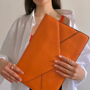 Unik väska, fri frakt - Stilren väska alternativt datorfodral endast använd fåtal gånger. En liten innerficka finns för läppglans m.m. Fri frakt! Kontakta mig gärna om ytterligare frågor finns❤️