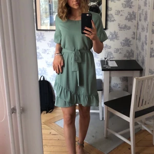 Grön klänning - Så fin grön klänning, endast använd 1 gång. Kan mötas eller frakta spårbar för 66kr. Skriv för fler bilder!