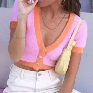 Fluffig topp - Intressekoll på denna supermysiga topp/kofta i storlek XS🧡💗                                                                                    Kom med bud i kommentarerna! Eller köp direkt för 200+frakt!