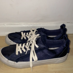 Zara skor - Skor med volanger i mörkblå sammet 