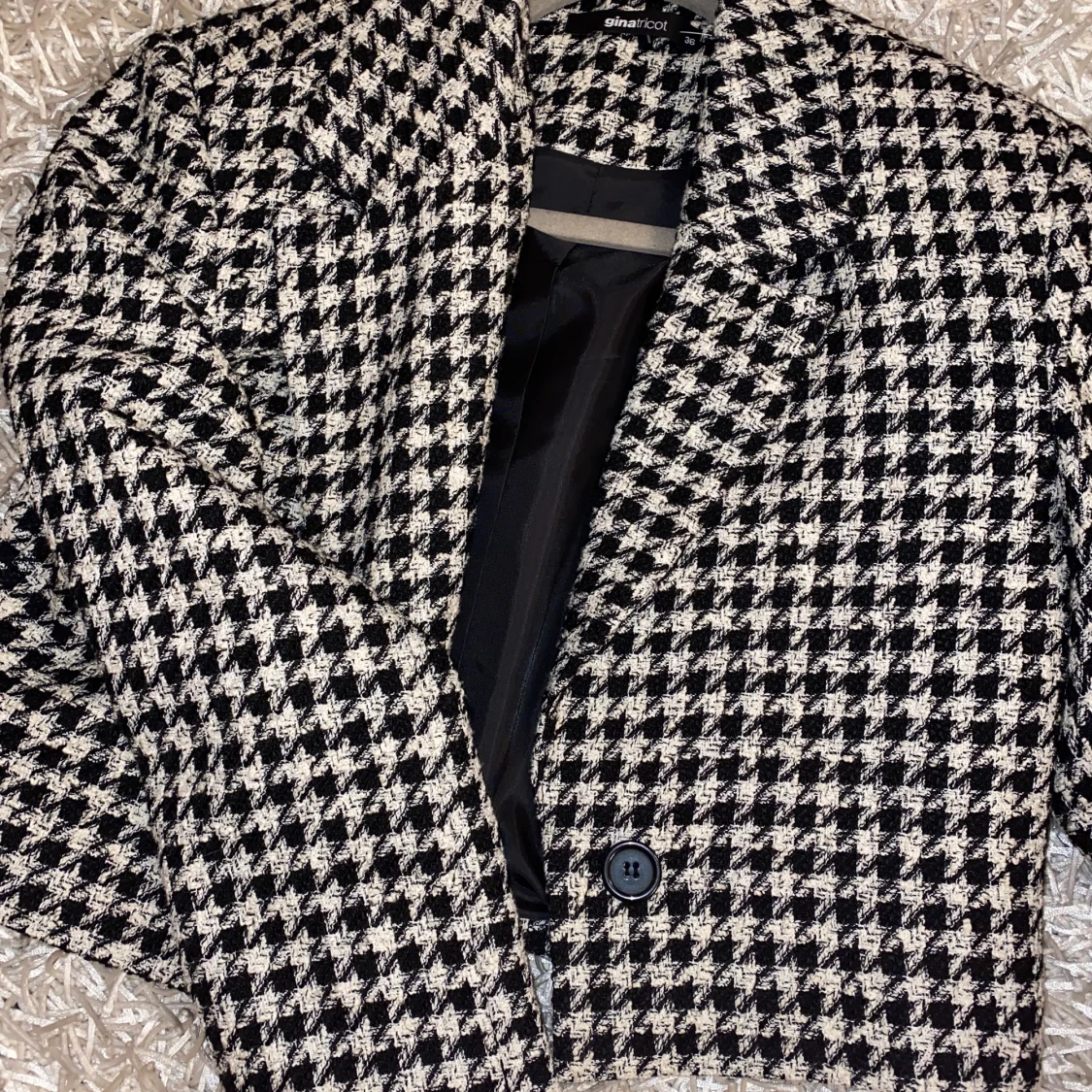 Svart-vit rutig kort kavaj i storlek 36