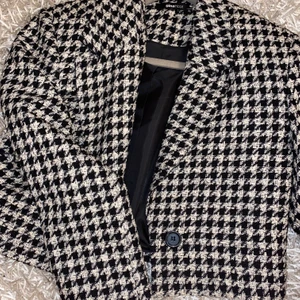 Svart-vit rutig kort kavaj i storlek 36 - Aldrig använd köpt på Ginatricot, nypriset är 499. 