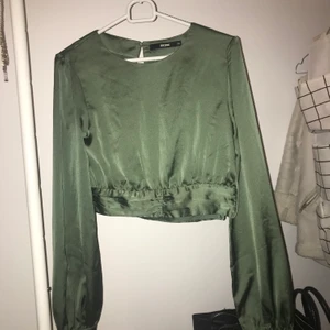 Crop top - Öppen rygg, oanvänd, som ny. Fri frakt