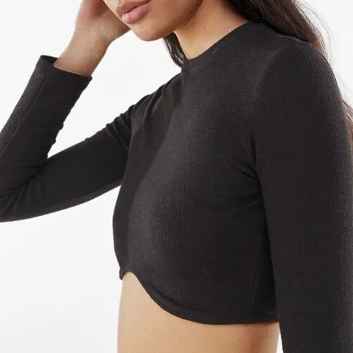 New with tags. Nypris 120kr. Thick ribbed crop top with curved hem. Made of soft and stretchy fabric. 78% polyester - 20% viscose - 2% elastane. Brand new item. Happy to bundle. Will gladly take more pics. Smoke and pet free storage space. No other flaws to note. **TRACKED SHIPPING VIA POSTNORD**. Toppar.