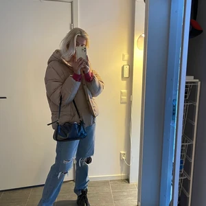 Beige fluffjacka - Säljer min slutsålda fluffjacka!! Lagom varm o mysig luva!!