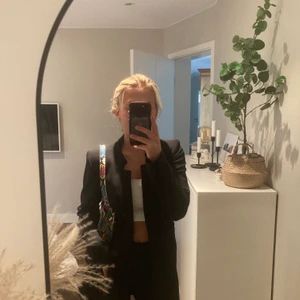 Orm mönstrad flerfärgad väska - Säljer denna sjukt snygga väskan. Väskan e i ormmönster och färgkombinationerna gör den så sjukt snygg. Perfekt storlek. Använd en gång. Säljer då den inte kommer till användning men jag älskar den!!!