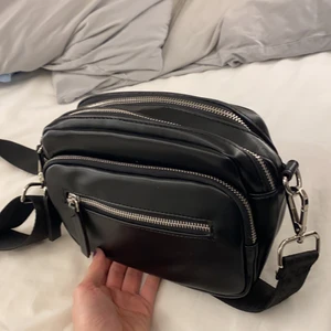 CARIN WESTER VÄSKA - En så fin väska som är 20X15 cm. Använd 1 gång. Säljer då den inte kommer till användning. Bandet till väskan är justerbart och också Carin Wester och det går att köpa det enskilt privat för mycket billigare pris eller köp hela väskan. Var inte rädda för att fråga om fler bilder. Buda i kommentarerna eller köp direkt för 190kr+frakt 