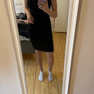 Svart klänning  - Svart klänning från bikbok i bra skick. Storlek S