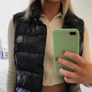 Moncler väst - Vadderad svart moncler väst🤍cond 9/10, väldigt fräch och fin! Säljer pga av att den inte kommer till användning. Taggar medföljer. Bud 3400 bin 4000. Nypris ca 10 000. Skriv och hör av er vid frågor eller fler bilder!!