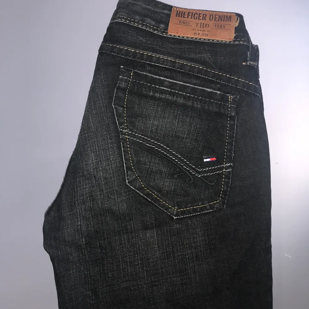 Lågmidjade svarta jeans från Tommy Hilfiger!          🧚🏾strl: 27/32 🧚🏾 (Skriv till big för mer info elr bättre bilder!). Jeans & Byxor.